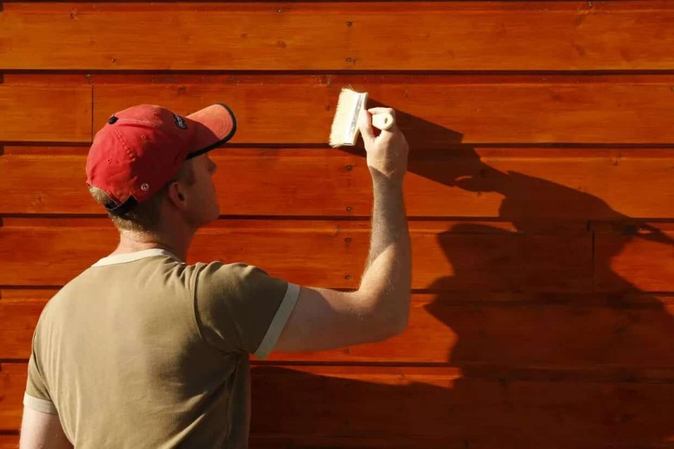 Les principales étapes à suivre pour peindre sur du bois extérieur