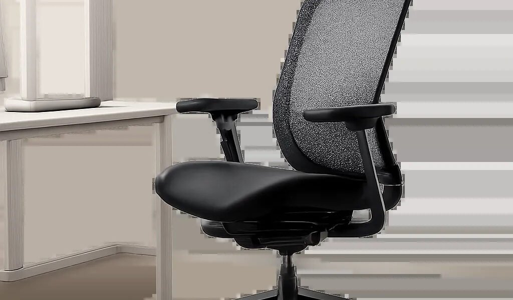 Une chaise ergonomique premium mise en situation dans un espace de travail moderne et épuré. L’image évoque le confort, les réglages et le maintien adaptés aux longues journées devant ordinateur.