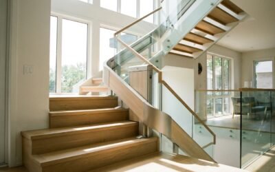 Monte-escalier moderne sur un escalier tournant, maison lumineuse